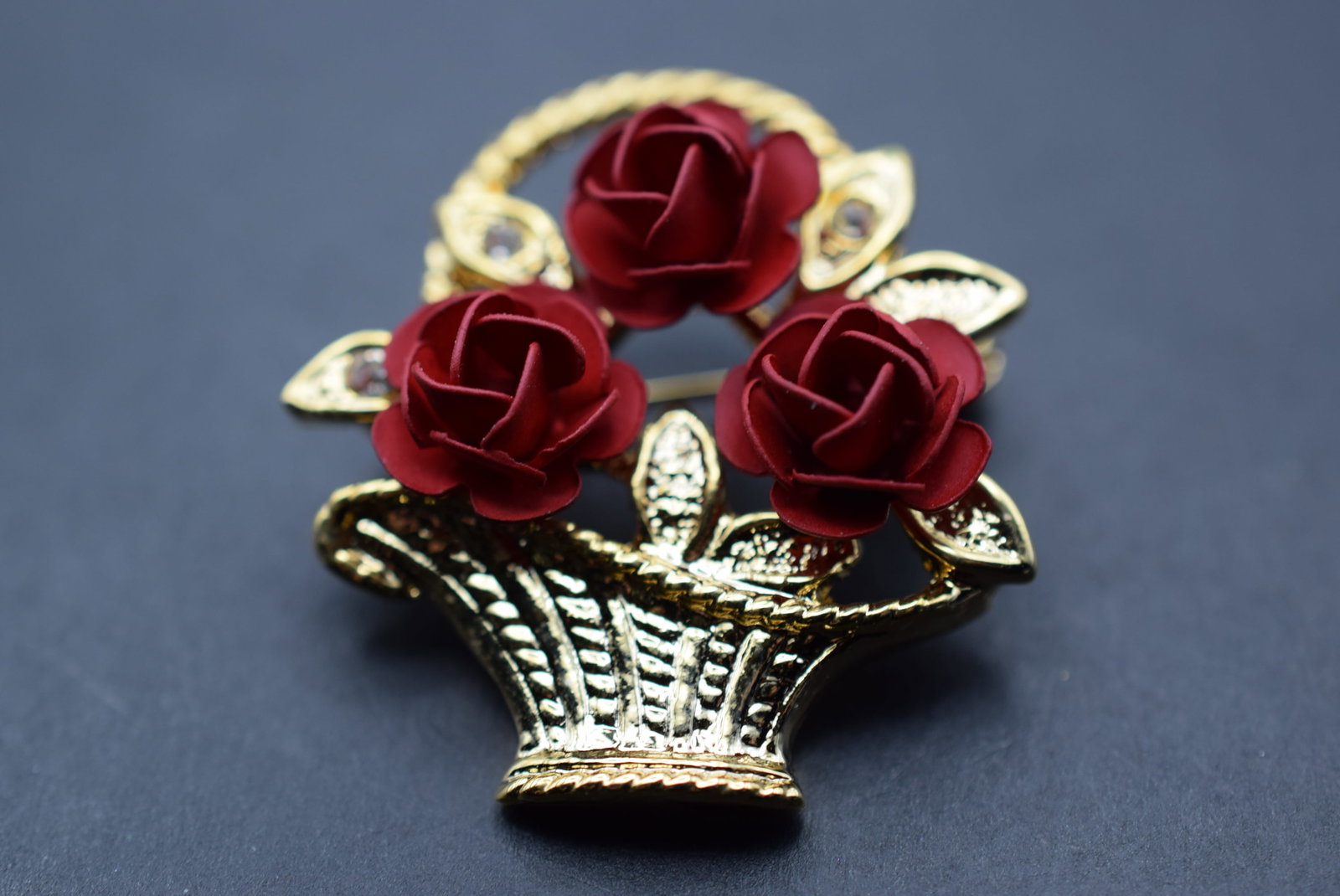 Red Roses Basket Brooch Pin Vintage Lot 923: Red Roses Basket Brooch Pin Vintage measures 1 3/8" x 1 3/8"