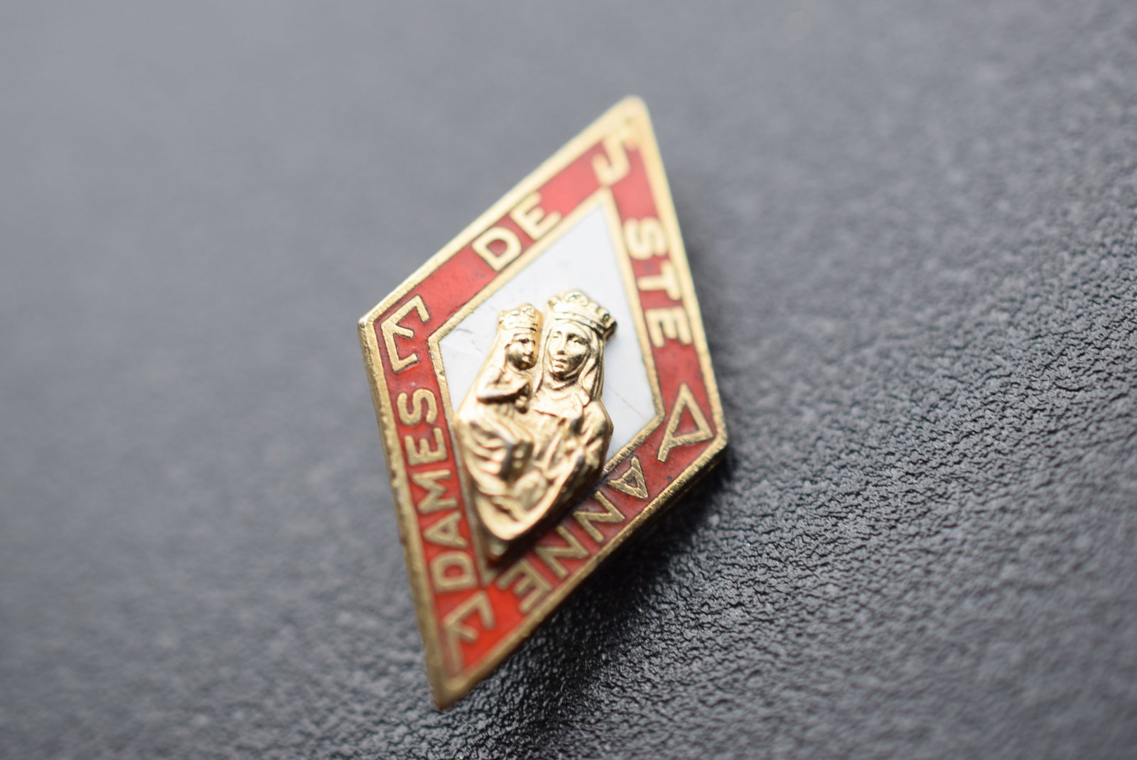 Ste.Anne Enamel Religious Catholic Lapel Brooch Pin Vintage Lot 1009 (1 of 2)