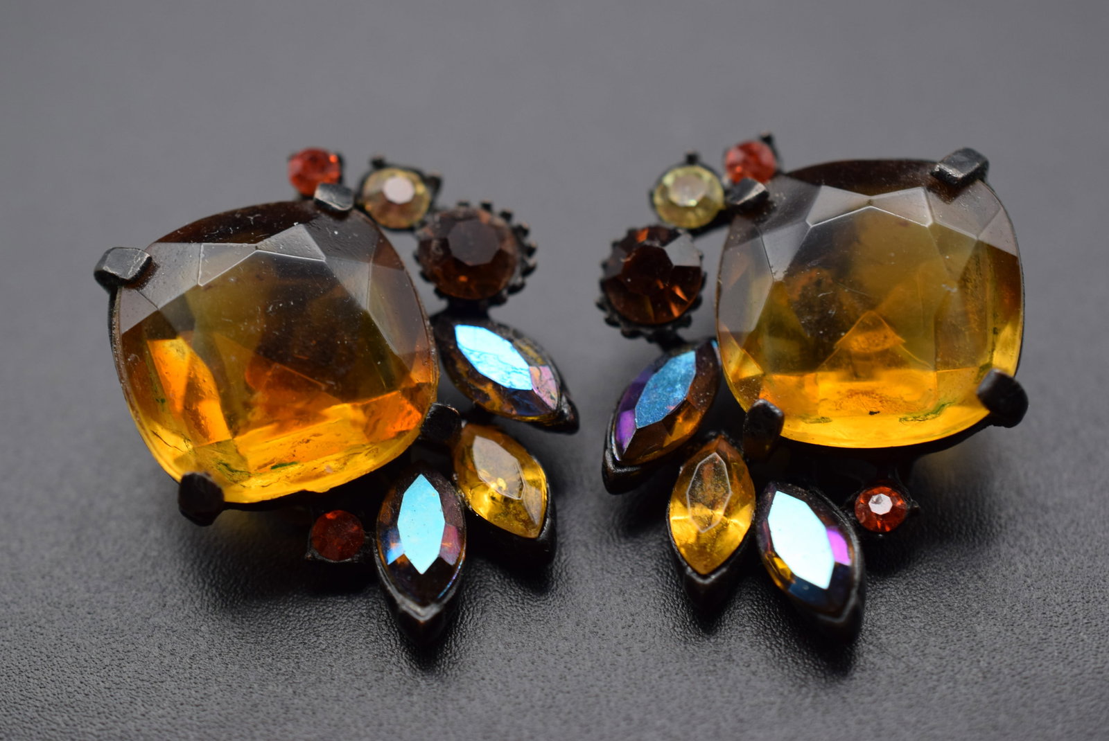 Claudette Art Glass Japanned Clip Earrings Lot Fi 1037: Claudette Art Glass Japanned Clip Earrings signed