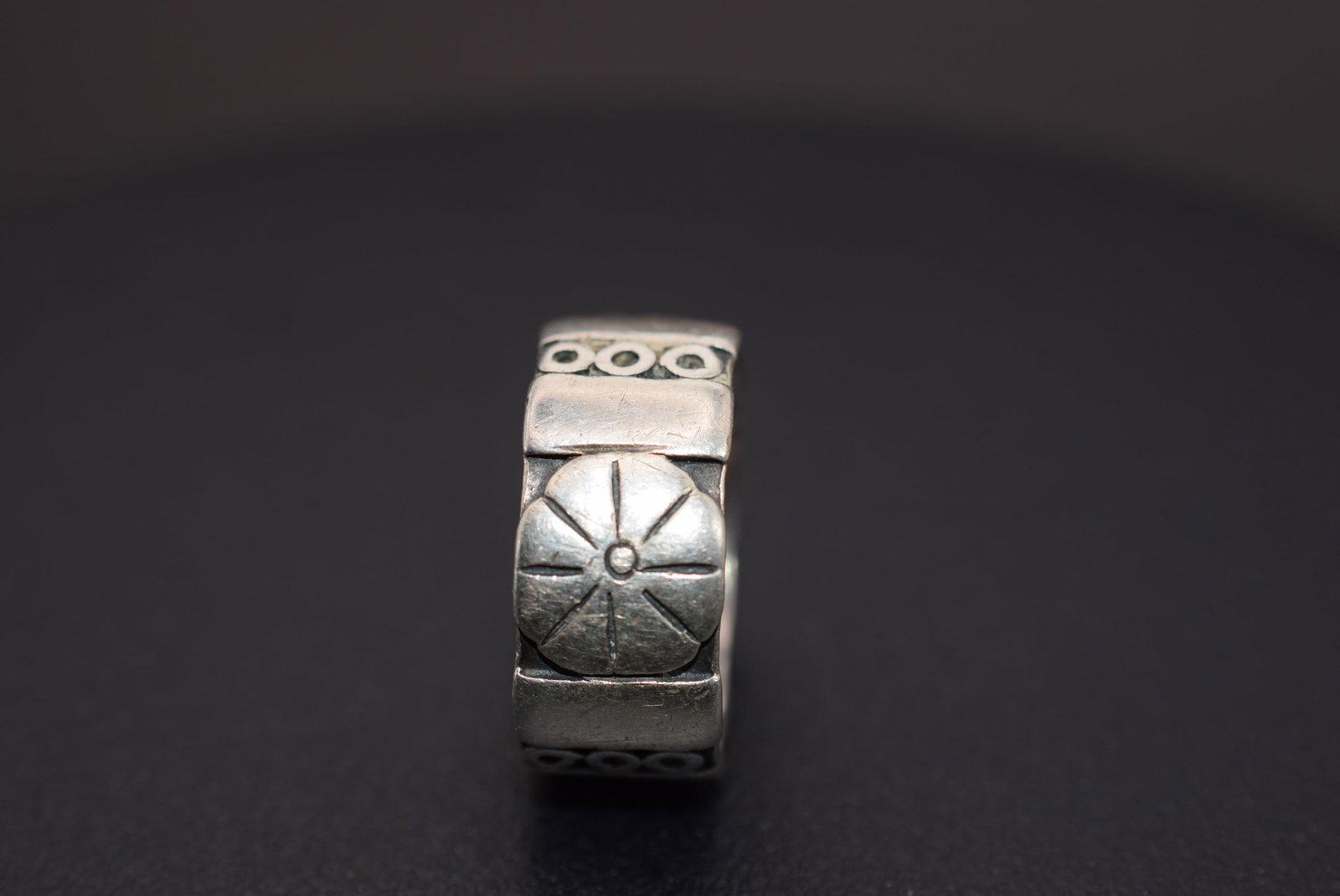 Mexico Taxco Vintage Sterling Silver 925 Ring Size 9.5 Lot 1106: Mexico Taxco Vintage Sterling Silver 925 Ring Size 9.5 weighs 7.30 grams measures 3/8" signed with 3 inside eagle