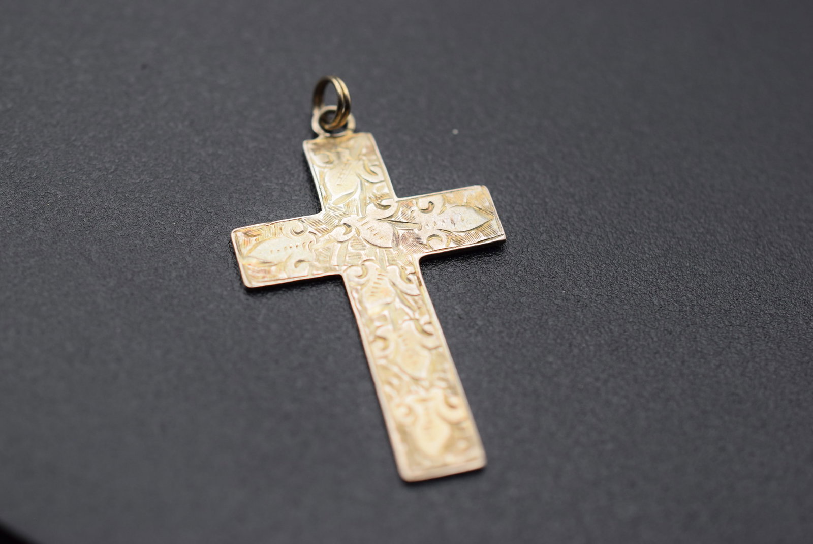 L&C British Sterling Silver 925 Hallmarked Vintage Cross Lot 1137: L&C British Sterling Silver 925 Hallmarked Vintage Cross weighs 2.52 grams measures 1 1/2" x 1"