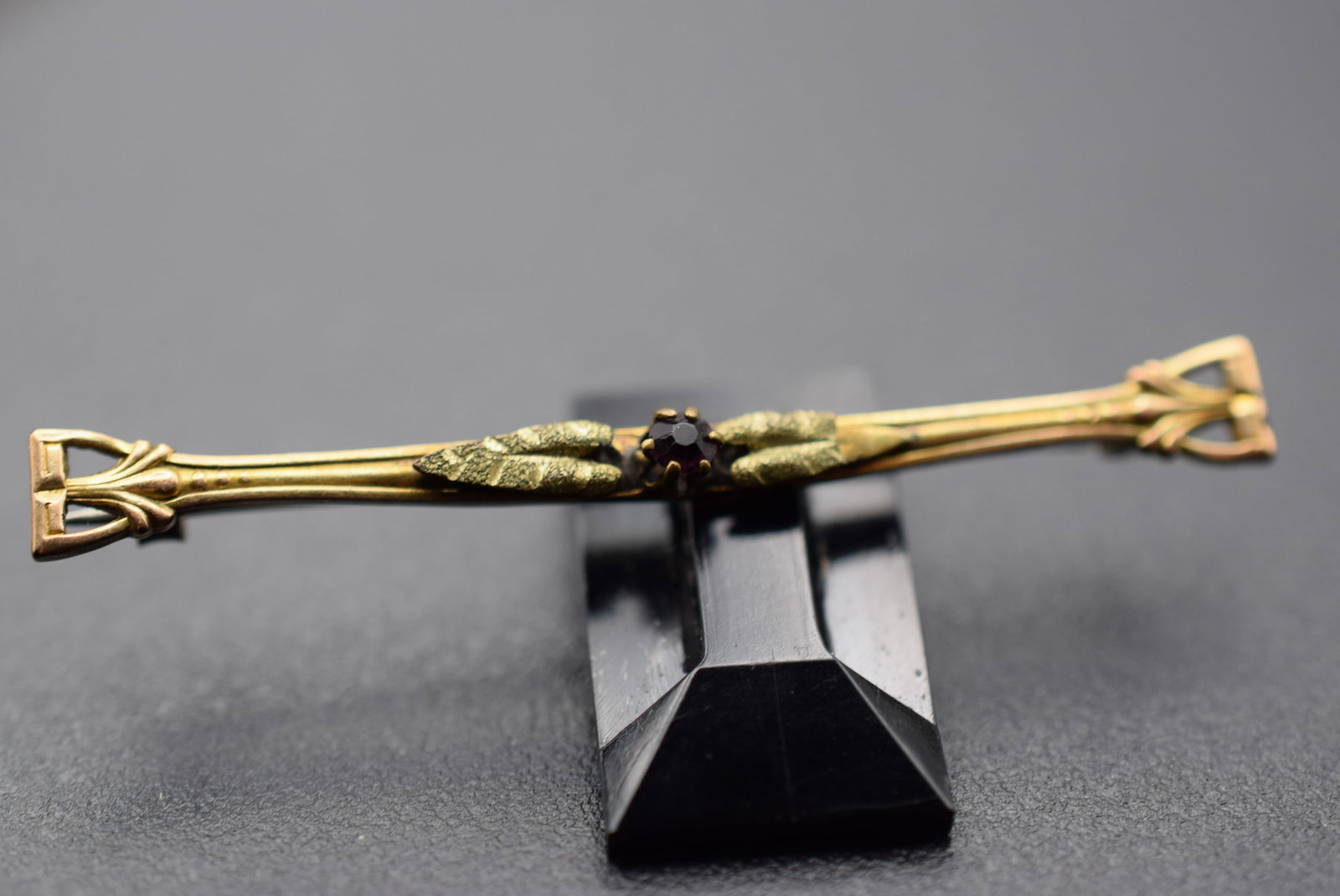 Bar Pin Brooch Pin Vintage 1940's Lot 1156: Bar Pin Brooch Pin Vintage 1940's measures 2" long unmarked