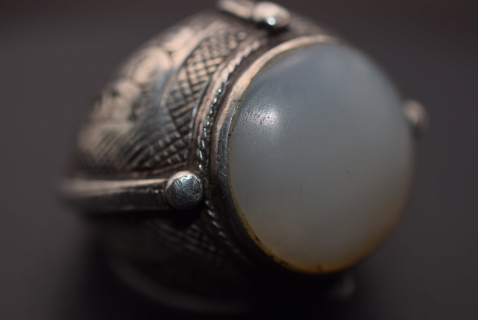 Massive Moonstone Ring Silver Vintage Size 9.75 Lot 5: Massive Moonstone Ring Silver Vintage Size 9.75 weighs 32.31 grams top measures 1 1/4" wide and s unmarked