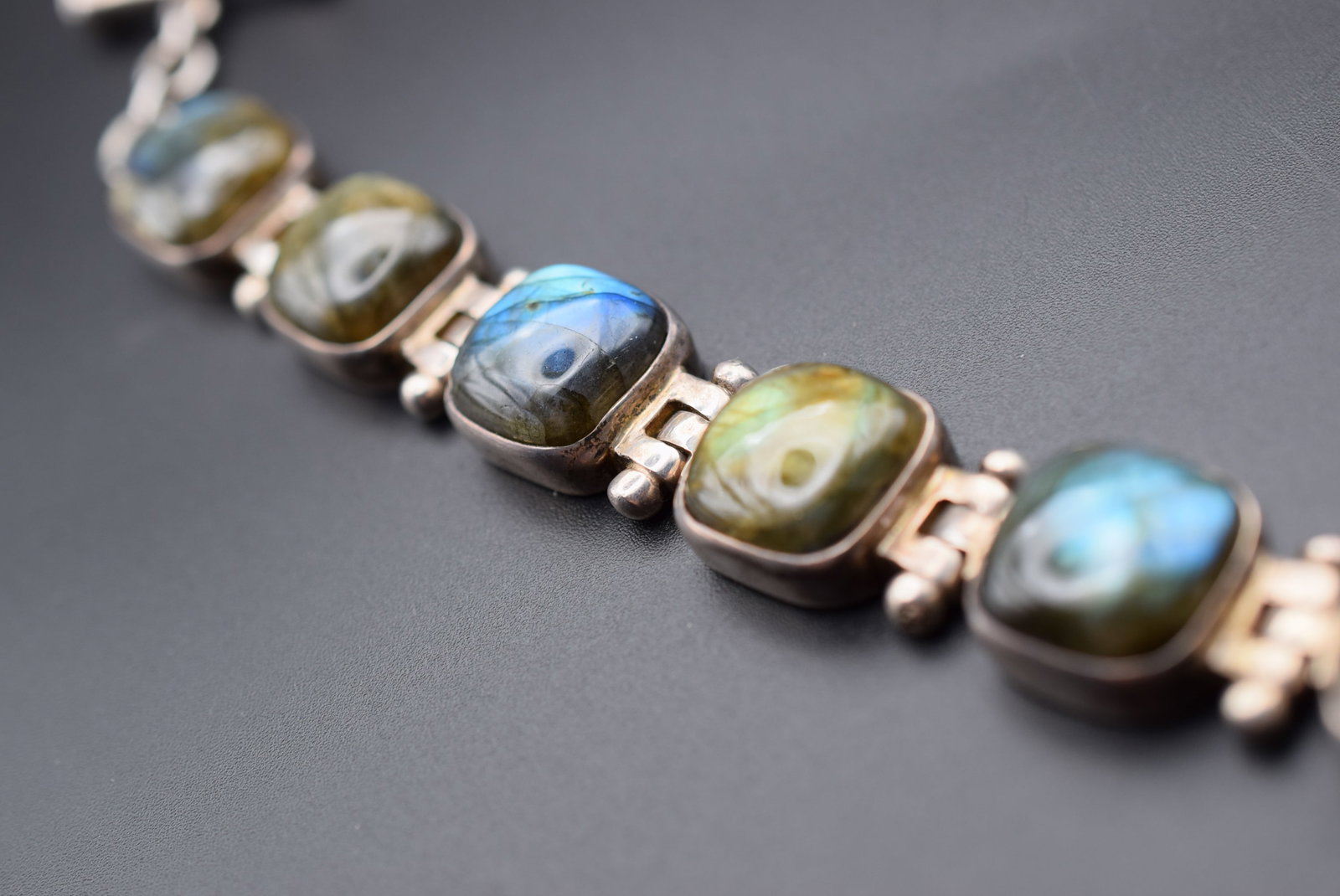 Heavy Sterling Beautiful Bracelet Vintage Labradorite Lot GJ 32: Heavy Sterling Beautiful Bracelet Vintage labradorite measures 8" long weighs 74.37 grams