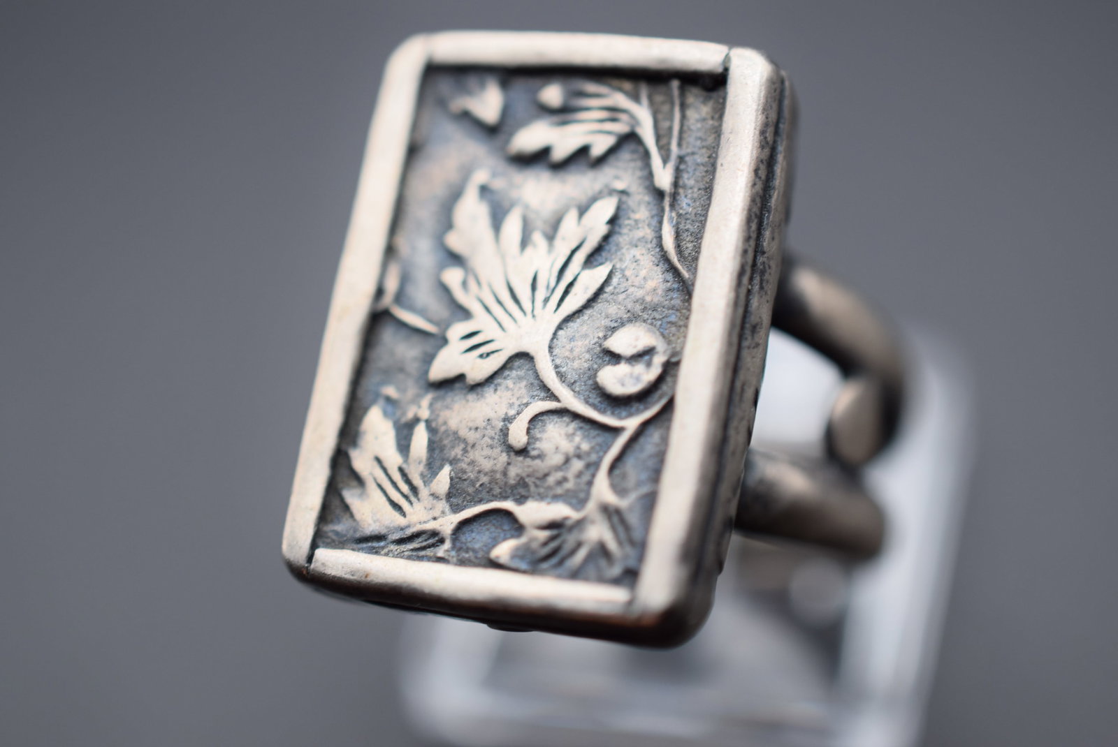 Chinese Export Silver Ring Vintage Size 9.75 Lot GJ 85: Chinese Export Silver Ring Vintage top measures 1" x 3/4" weighs 11.11 grams size 9.75