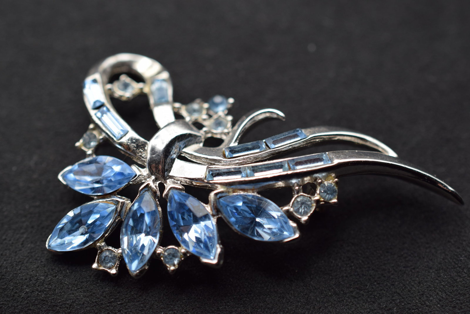 Rhinestone Brooch Pin Vintage 1940's Lot GJ 235: Rhinestone Brooch Pin Vintage 1940's measures 2" x 1 1/4" missing pin backing