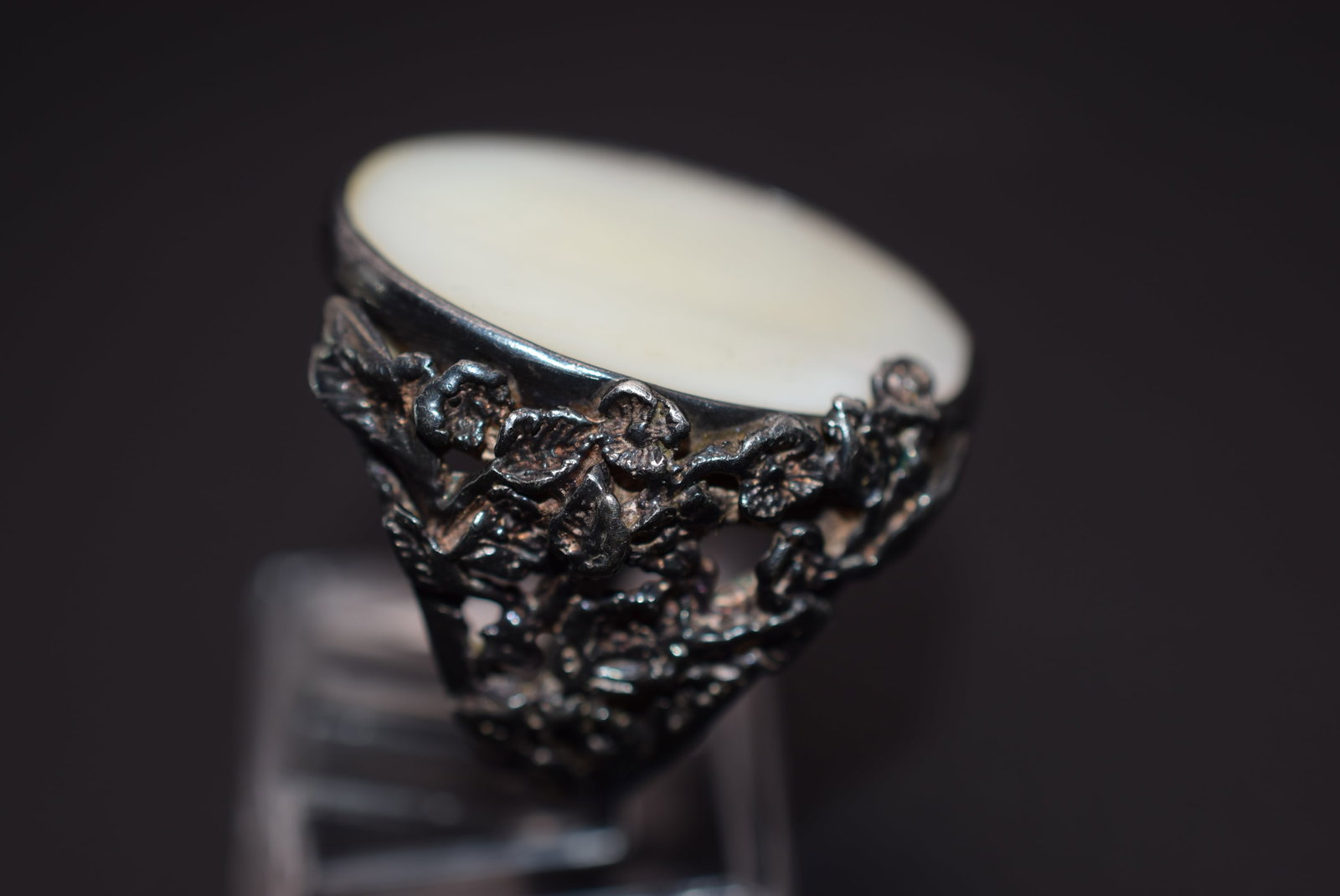 Signed Sterling 925 Mother Pearl Ornate Ring Size 6.5 Lot GJ 353: Signed Sterling 925 Mother Pearl Ornate Ring Size 6.5 top measures 1 1/8" weighs 8.49 grams
