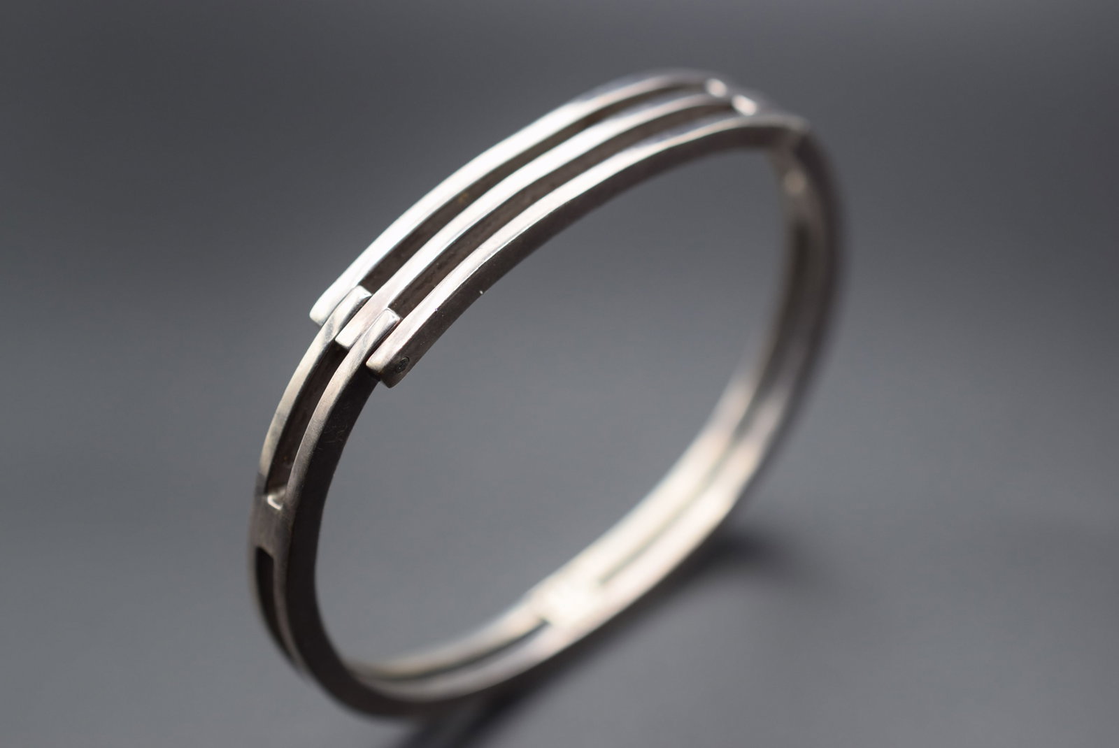 Sterling Modernist Bracelet Thick 27 Grams Lot GJ 363: Sterling Modernist Bracelet Thick 27 Grams top hinges open in the most unique WAY !!