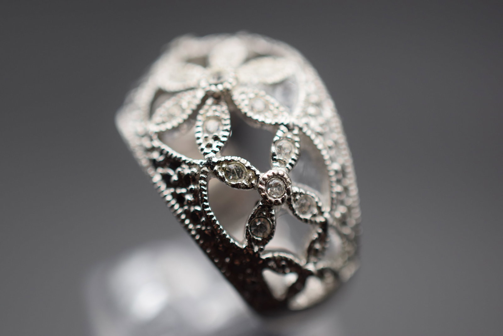 CZ Dainty Flowers Ring Size 8.75 Lot 385: CZ Dainty Flowers Ring Size 8.75 Weighs 7.66 grams Top measures 5/8"