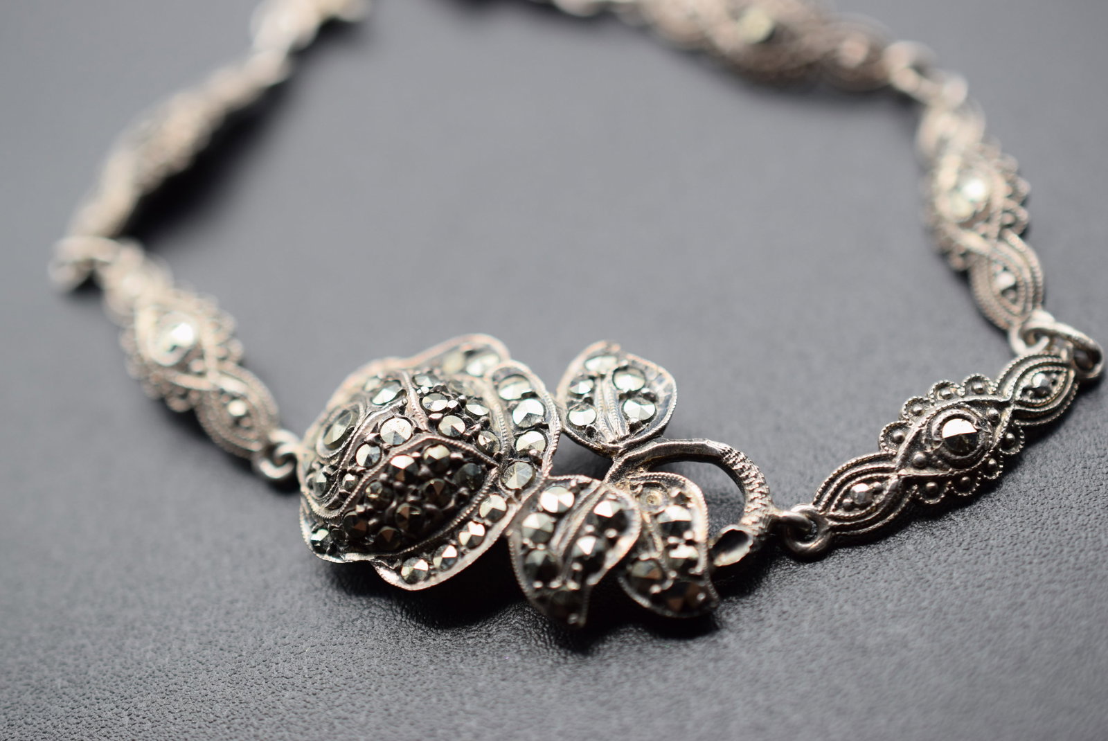 Marcasite Flower Bracelet Sterling Vintage Lot GJ 403: Marcasite Flower Bracelet Sterling Vintage measures 6 1/8" long weighs 8.92 grams