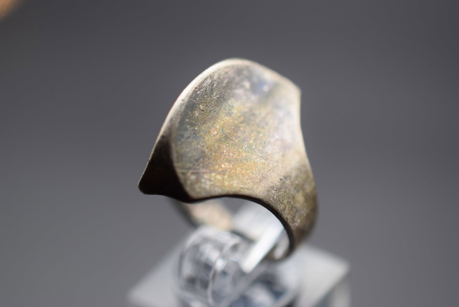 Modernist unique Vintage Sterling Silver 925 Ring Size 5 Lot 414: Modernist unique Vintage Sterling Silver 925 Ring Size 5 Weighs 6.47 grams Top measures 1" signed STER