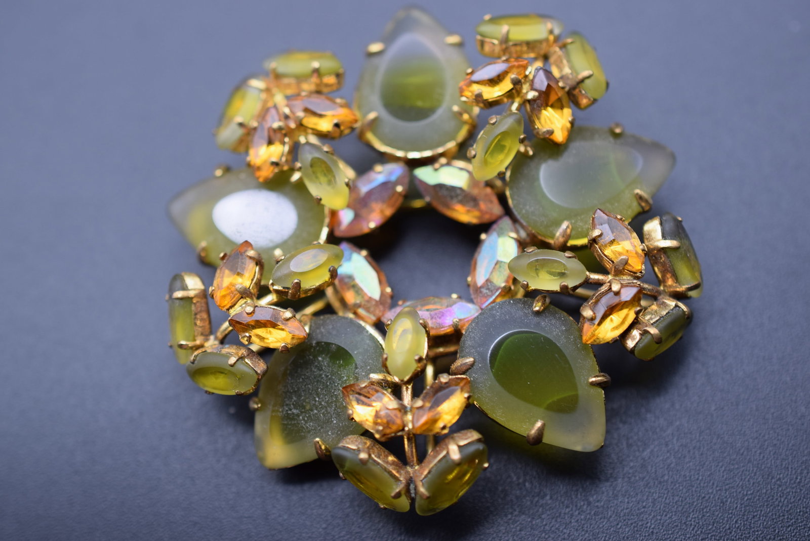 Lemon Art Glass Brooch Pin Vintage 1940's Lot GJ 453: Lemon Art Glass Brooch Pin Vintage 1940's measures 2 1/8" in diameter