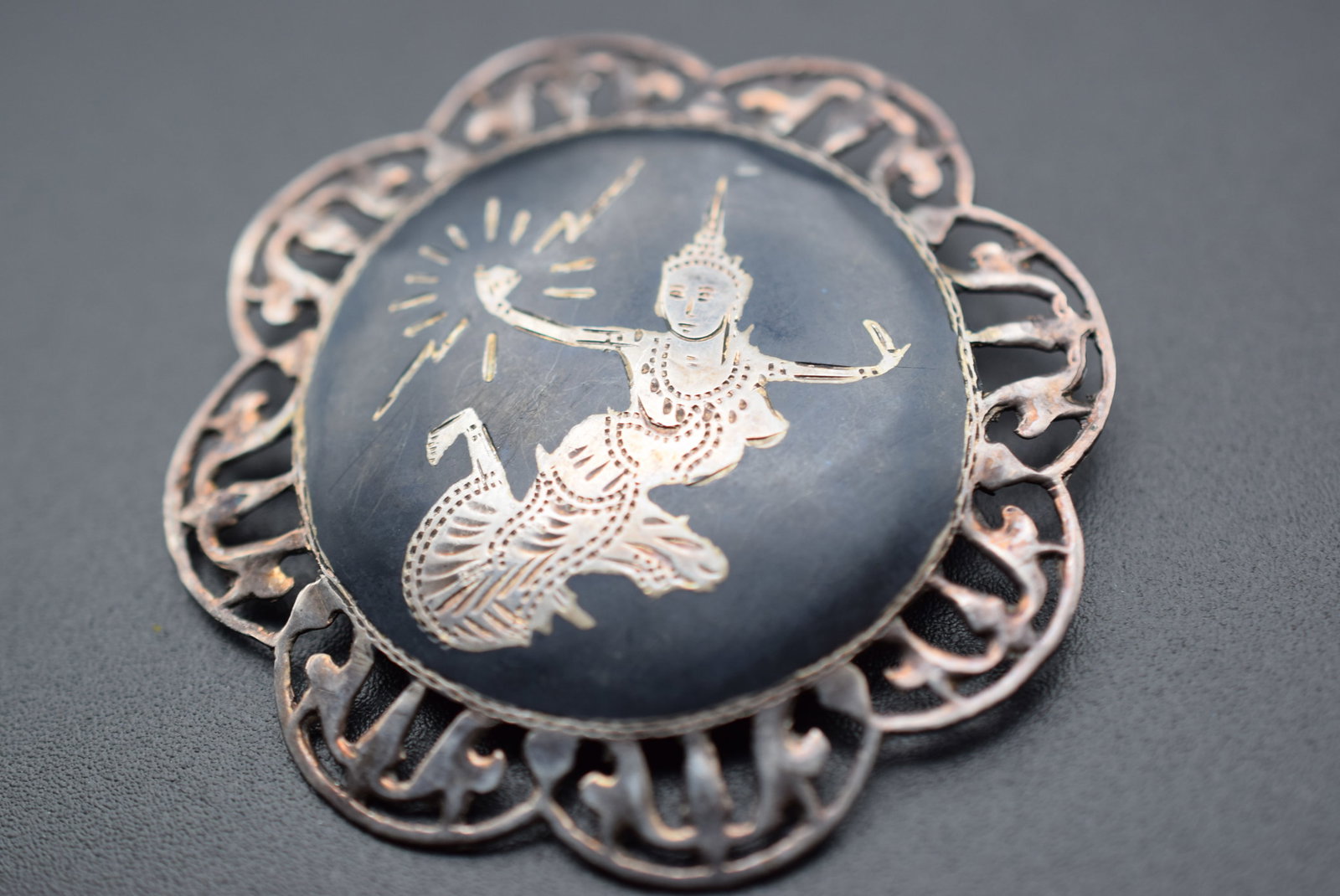 Vintage Brooch Pin Sterling Silver 925 Siam Damascene Niello Lot 695: Vintage Brooch Pin Sterling Silver 925 Siam Damascene Niello Weighs 7.64 grams measures 2" in diameter signed Siam Sterling