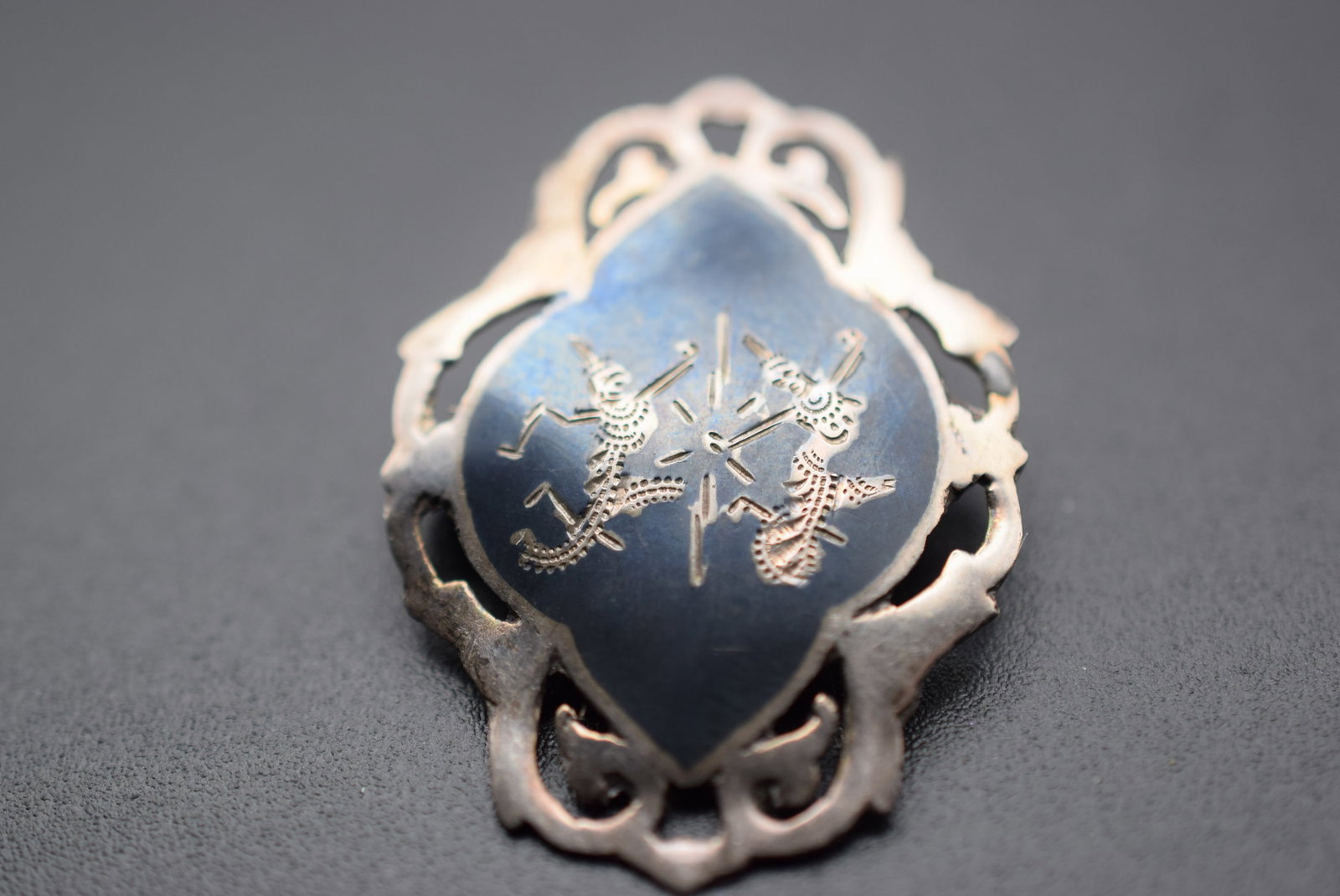 Vintage Brooch Pin Sterling Silver 925 Siam Damascene Niello Lot 696: Vintage Brooch Pin Sterling Silver 925 Siam Damascene Niello Weighs 3.22 grams measures 1 3/8" x 1" signed Siam Sterling