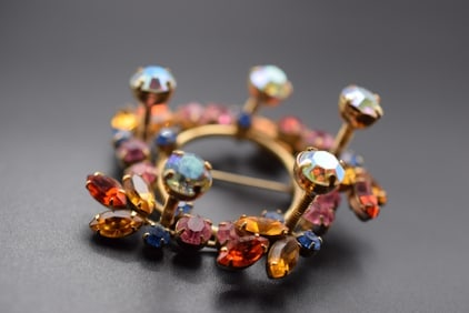 Trembler Rhinestone Vintage Brooch Pin Multi Dimentional 1940's Lot EH 1: Trembler Rhinestone Vintage Brooch Pin Multi Dimentional 1940's measures 2 1/2" in diameter