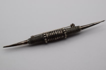 Etruscan Brooch Pin Sterling Silver 925 Lot EH 17: Etruscan Brooch Pin Sterling Silver 925 measures 3 1/2" very pointed sharp ends ! Silver stamp illegible weighs 7.9 grams