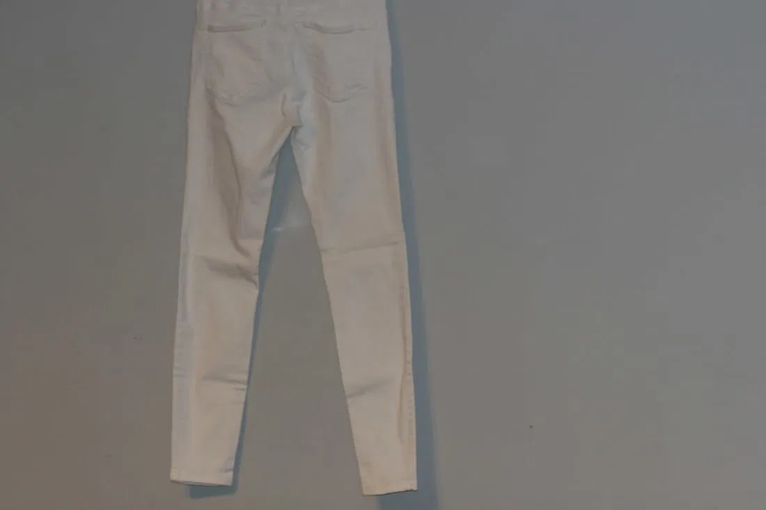 Zara White Stetch Skinny Jeans Super Sexy !!!!! Size 28 .lot#28: Zara White Stretch Skinny Jeans Super Sexy !!!!! Size 28The fabric content tag has been cut out but there is clearly a lot of spandex in these white body hugging white stretch jeans !!