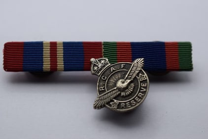 RCAF Reserve Military Medal Vintage Army Lot EH 53: RCAF Reserve Military Medal Vintage Army measures 1" x 1" and the bar holder 2 5/8" x 1/2"