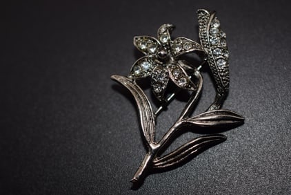 Rhinestone Flower Brooch Pin Vintage Lot # BE 60: Rhinestone Flower Brooch Pin Vintage measures 2" x 1 1/4"