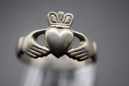 Claddah Ring Sterling Silver 925 Vintage Size 11.5 Lot EH 65: Claddah Ring Sterling Silver 925 Vintage Size 11.5 measures 5/8" across the top weighs 4.91 grams