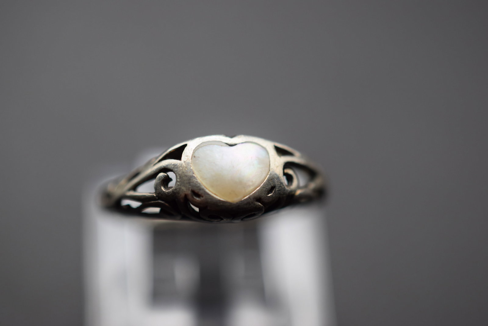 Cutwork Sterling Silver Mother Pearl Heart Ring Size 5.75 Lot EH 79: Cutwork Sterling Silver Mother Pearl Heart Ring Size 5.75 top measures 1/2" weighs 2.23 grams