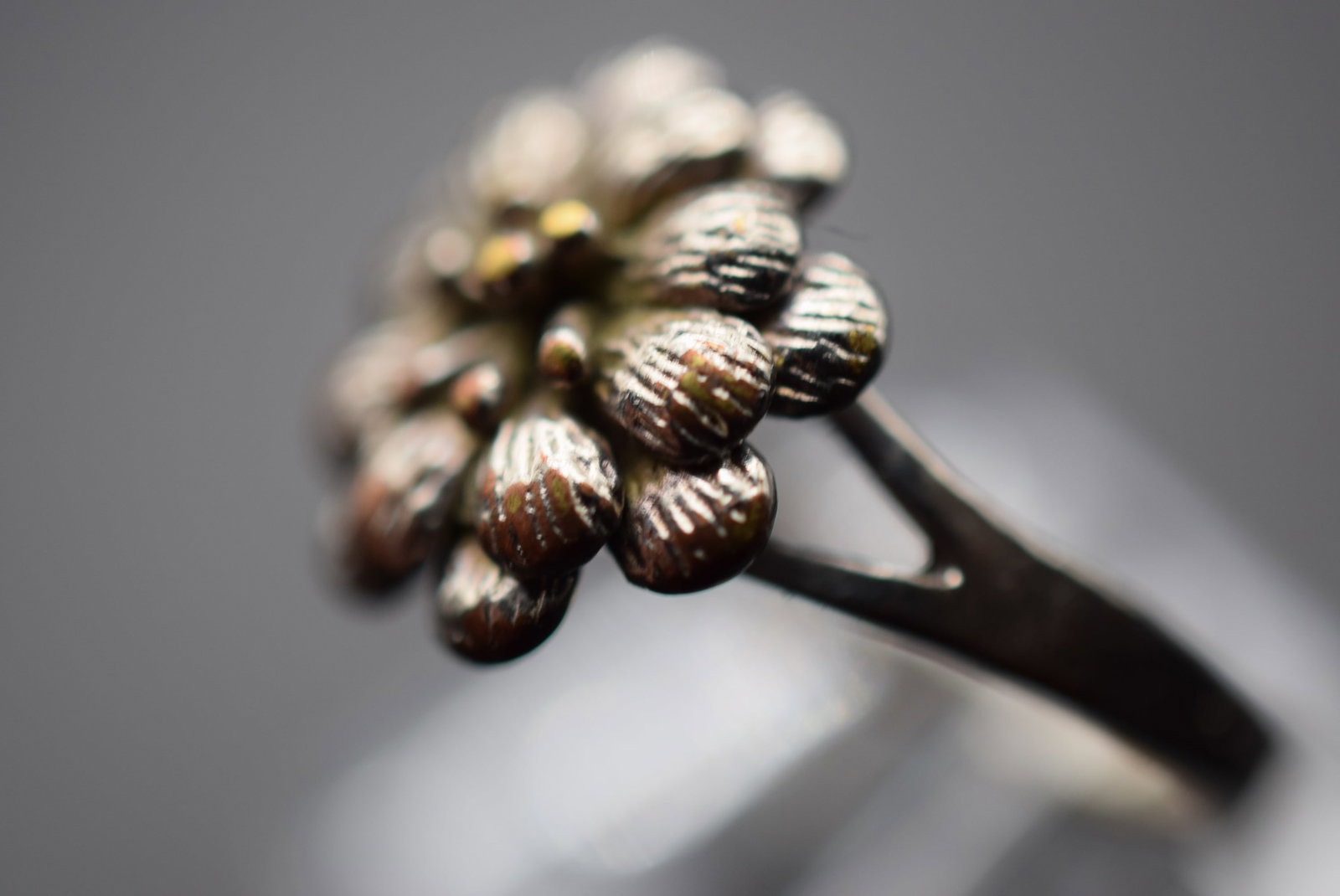 Repousse Sterling 925 Flower Ring Size 6.5 Lot EH 87: Repousse Sterling 925 Flower Ring Size 6.5 top measures 5/8" vermeil worn off weighs 2.8 grams