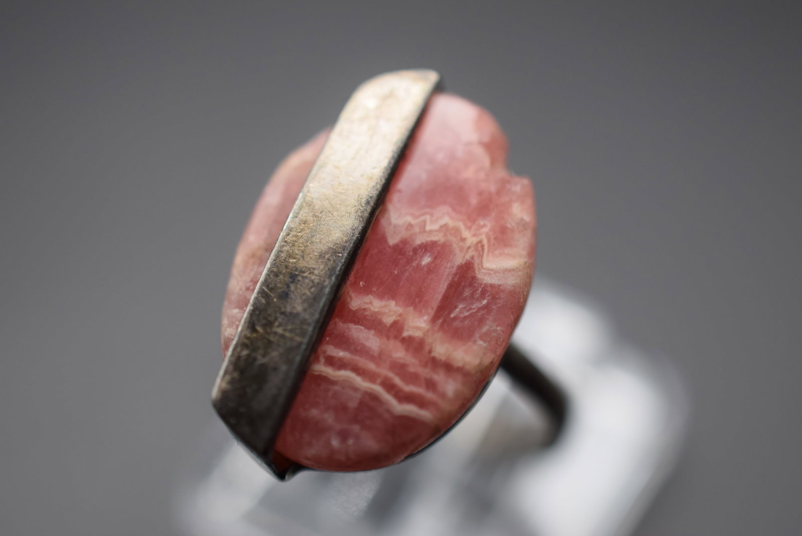 Pink Stone Sterling Modernist 925 Ring Size 7 Lot EH 91: Pink Stone Sterling Modernist 925 Ring Size 7 top measures 7/8" weighs 6.34 grams signed 925 inside and other hallmarks