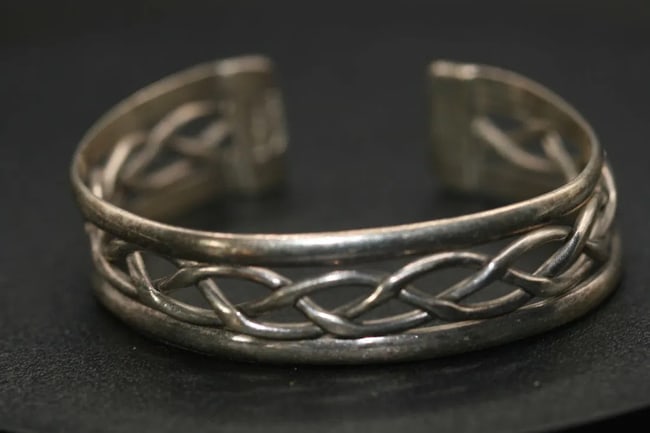 Sterling 925 Signed Cuff bracelet celtic weave vintage .lot#161: Sterling 925 Signed Cuff bracelet celtic weave vintage measures 5/8" Wide and 6 1/2" around to opening nice heavy weight weighs 27.78 grams