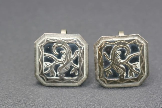 Guatemala 900 Sterling Silver Screw Back Earrings Vintage .lot#186: Guatemala 900 Sterling Silver Screw Back Earrings Vintage one earring signed Guatemala 900 on the back measures 7/8" x 7/8"