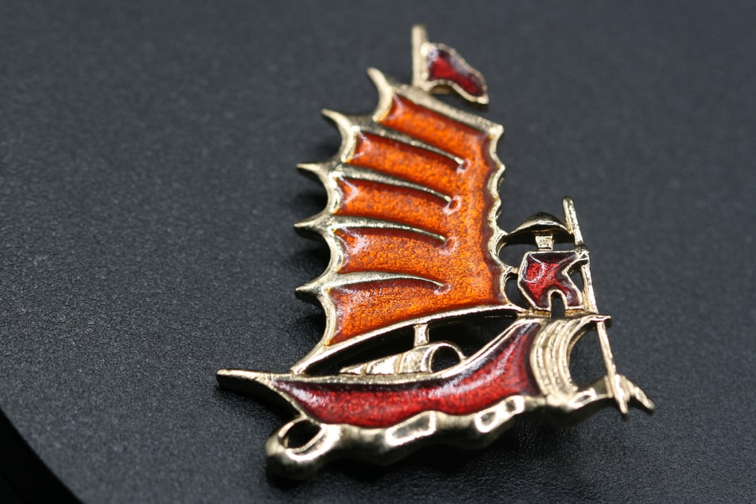 Sarah Coventry Enamel Figural Boat Ship Brooch Pin Vintage Signed .lot#220: Sarah Coventry Enamel Figural Boat Ship Brooch Pin Vintage Signed measures 2 1/4" x 2" signed on the back Sarah Coventry