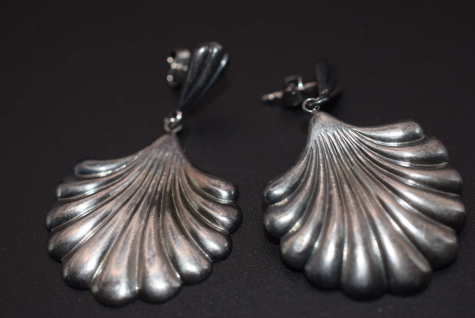Shell Shaped Sterling Silver Vintage Pierced Earrings Lot HK 263: Shell Shaped Sterling Silver Vintage Pierced Earrings