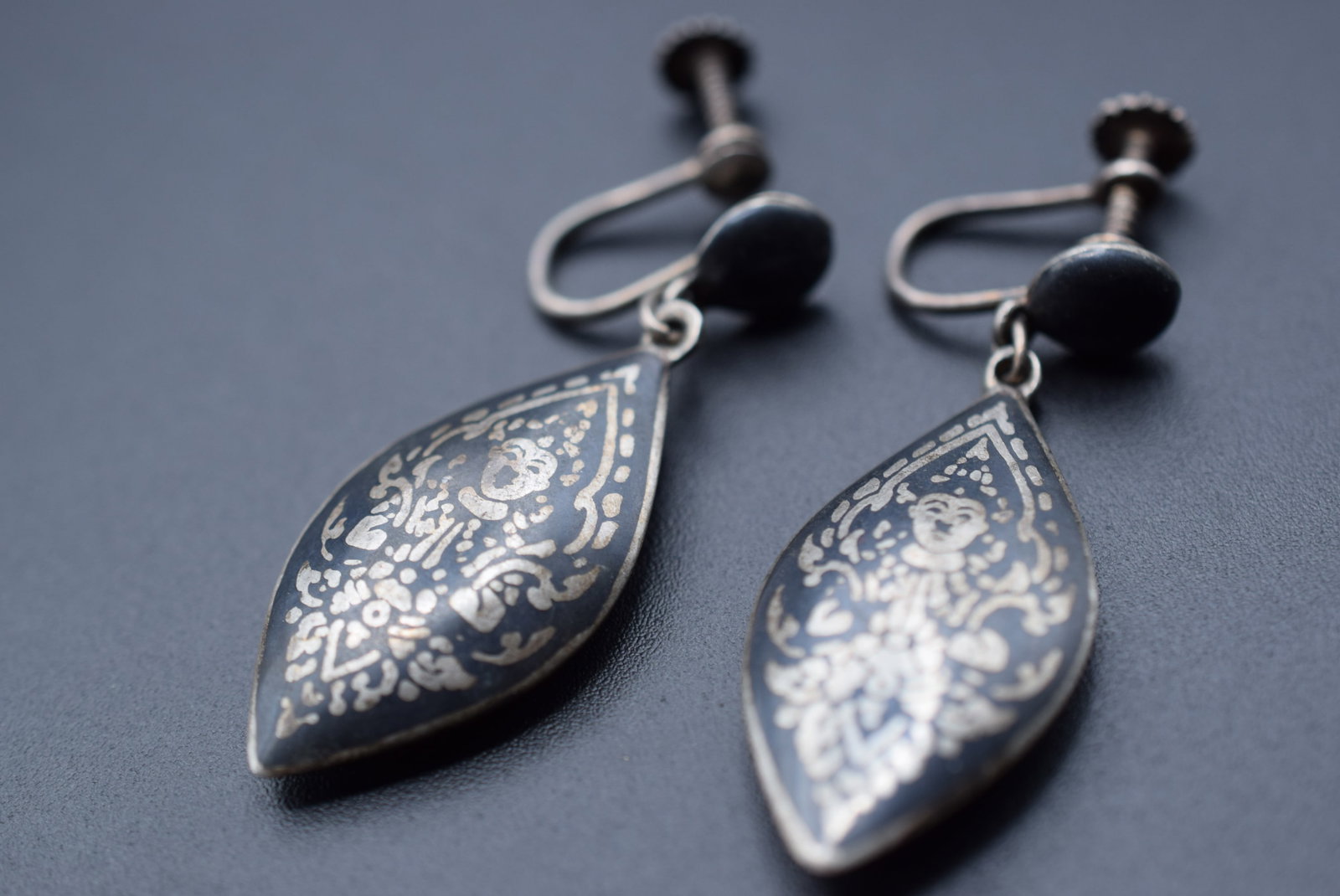 Niello Enamel Screwback Vintage Earrings Lot HK 281: Niello Enamel Screwback Vintage Earrings