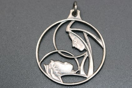 Creed Sterling Silver 925 Signed Mother Mary Jesus Pendant Vintage .lot#285: Creed Sterling Silver 925 Signed Mother Mary Jesus Pendant Vintage measures 1 1/8" in diameter.