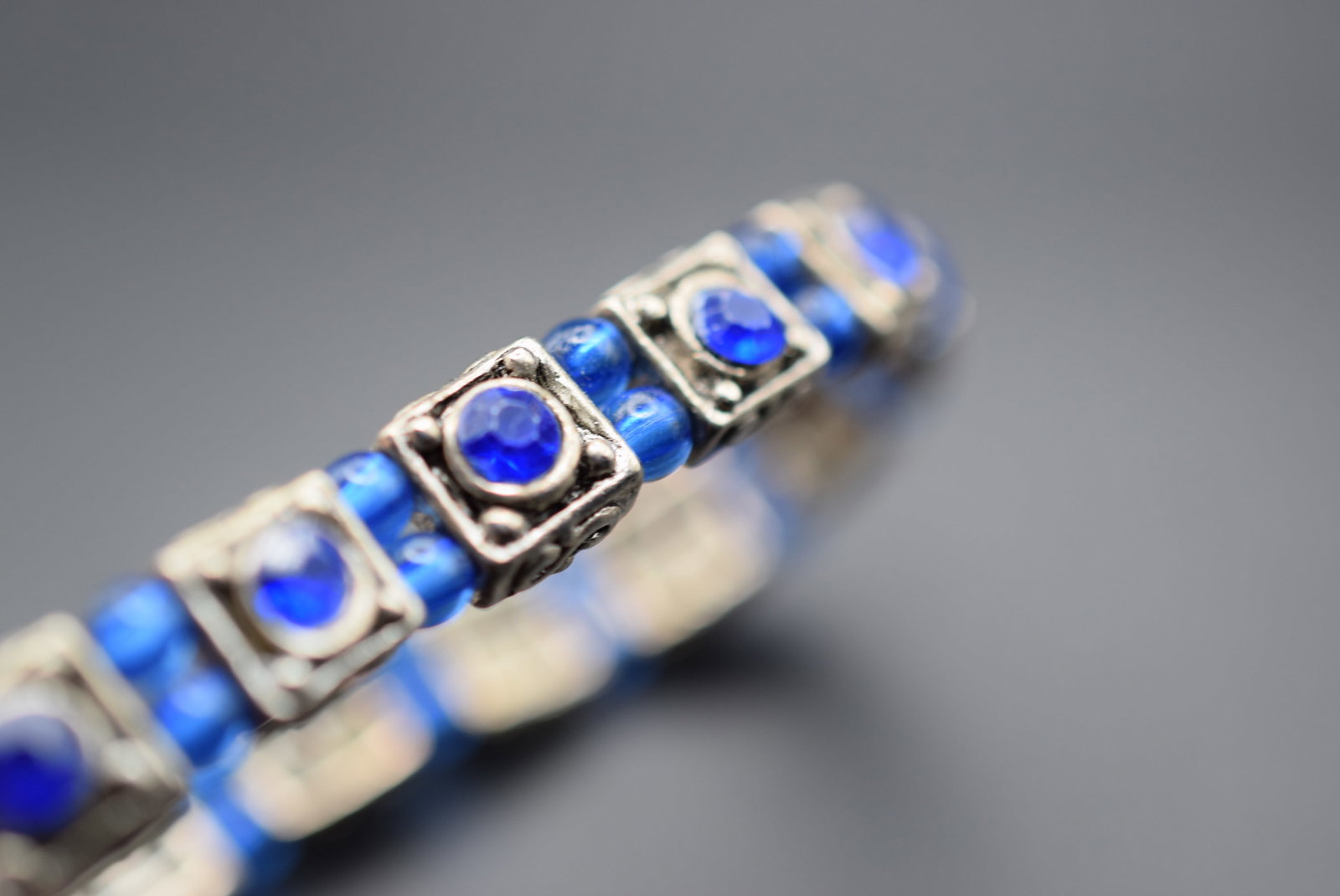Blue Glass Stretch Bracelet Vintage Lot HK 302 (1 of 2)