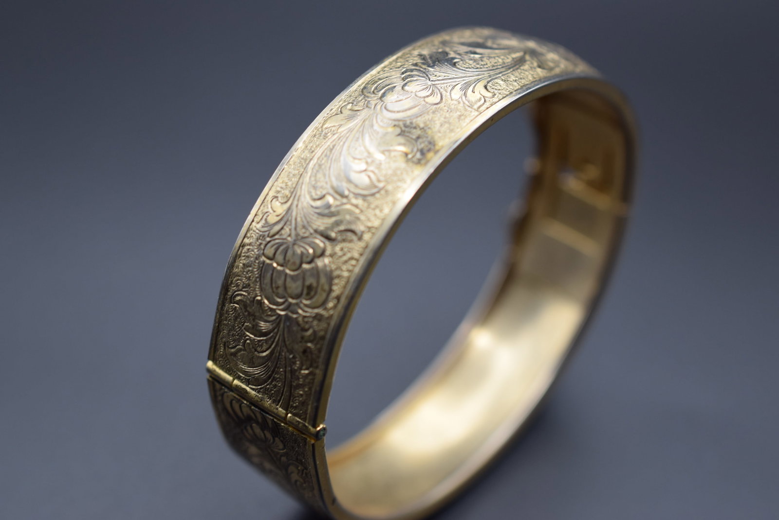 Etched Hinged Bracelet Vintage Lot HK 348: Etched Hinged Bracelet Vintage no safety chain
