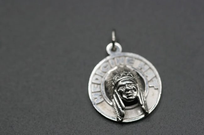 Medicine Hat Alberta Indian Chief Charm Pendant Sterling Silver 925 .Lot#357: Medicine Hat Alberta Indian Chief Charm Pendant Sterling Silver 925 signed on the back STG. E.J. weighs 5 grams