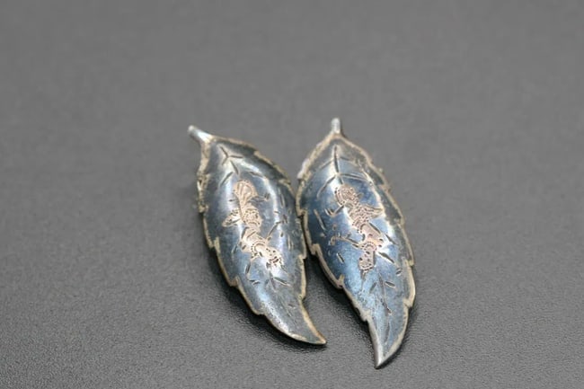 Siam Sterling Niello 925 Vintage Clip Earrings .lot#379: Siam Sterling Niello 925 Vintage Clip Earrings measure 1 3/8" x 1/2" verdigris on back needs cleaning
