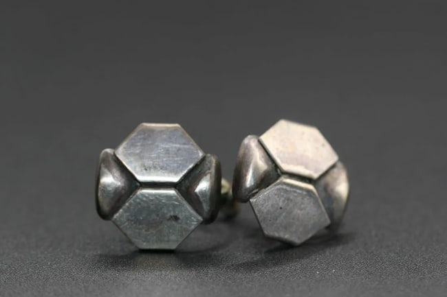 Sterling 925 TF Maker Earrings Vintage .lot#380: Sterling 925 TF Maker Earrings Vintage measures 3/4" x 3/4" and are screw back earrings