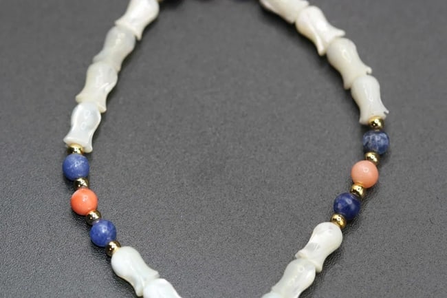 Mother of Pearl Tulip Genuine Coral Lapis Lazuli Bracelet .lot#390: Mother of Pearl Tulip Genuine Coral Lapis Lazuli Bracelet measures 7" long