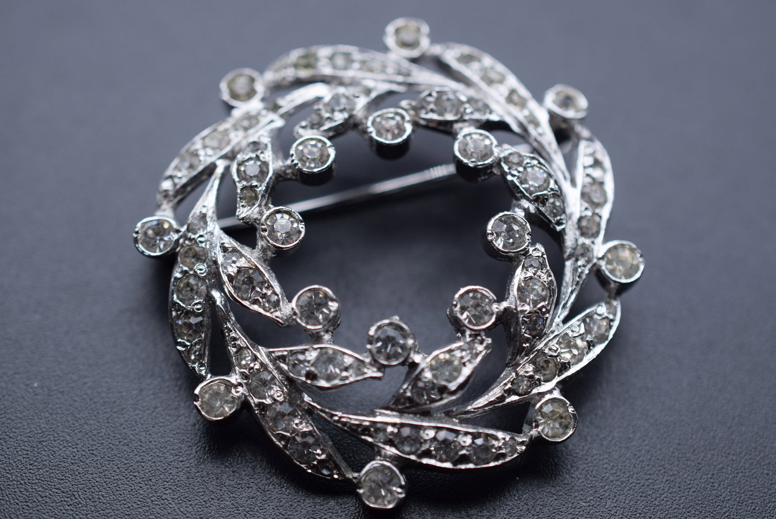 Rhinestone Diamante Brooch Pin 1940's Vintage Lot EH 399: Rhinestone Diamante Brooch Pin 1940's Vintage measures 1 7/8" in diameter