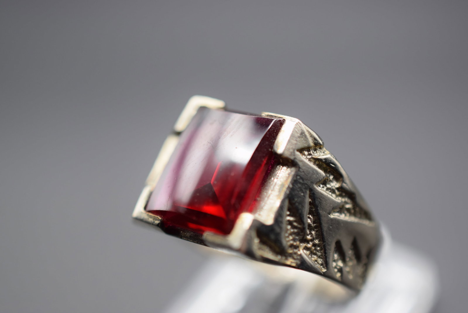Red Ring Vintage Sterling 8.16 grams size 8.25 Lot HK 411: Red Ring Vintage Sterling 8.16 grams size 8.25