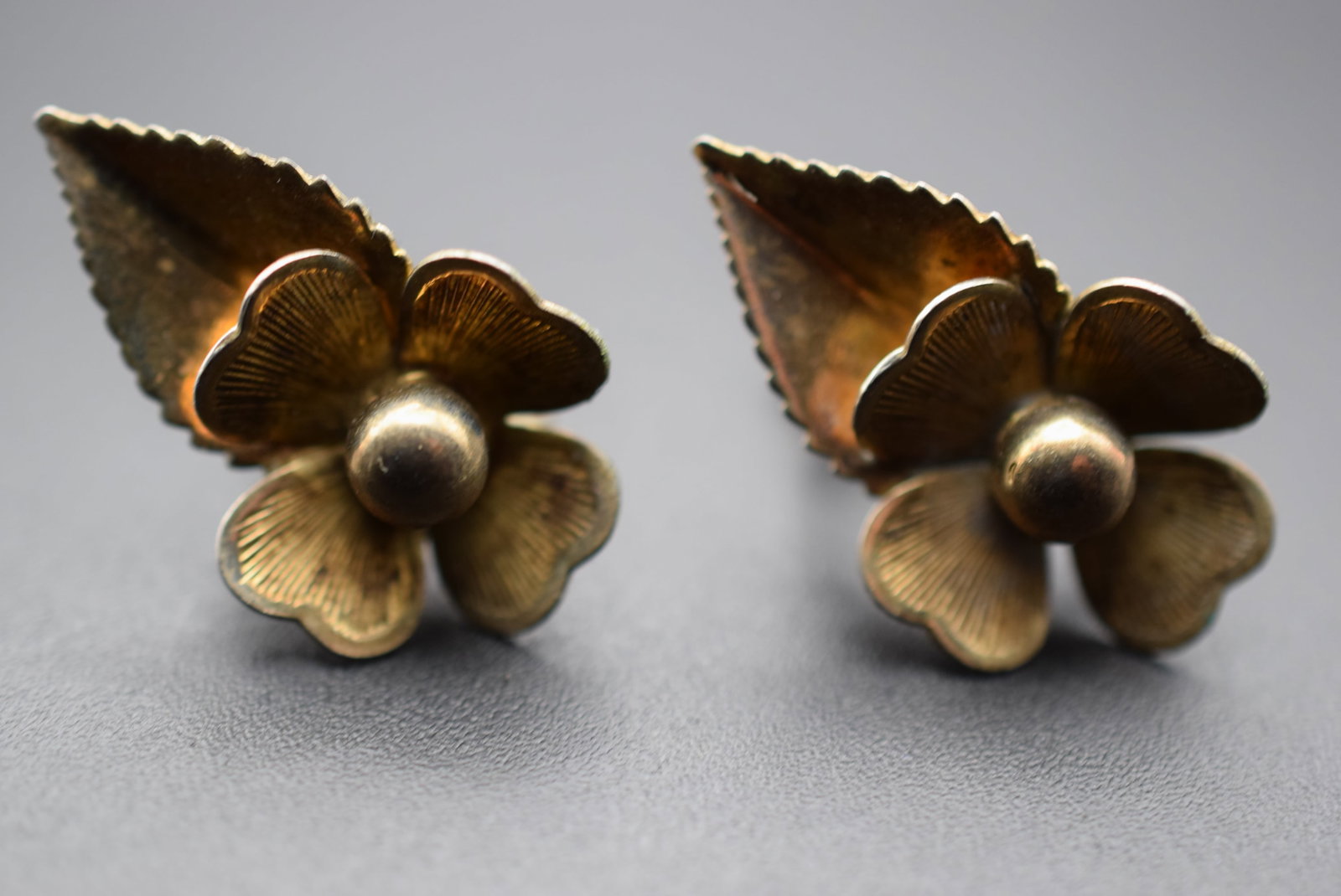 Bond Boyd Sterling Silver 925 Vermeil Gold Screwback Earrings Vintage Signed Lot EH422: Bond Boyd Sterling Silver 925 Vermeil Gold Screwback Earrings Vintage Signed measures 1 1/8" x 3/4" signed Bond Boyd Ster on the backs weighs 5.12 grams