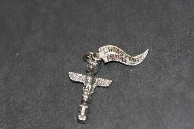 Totem Pole Christmas Michigan Mich. Charm Pendant Vintage .Lot#425 (1 of 2)