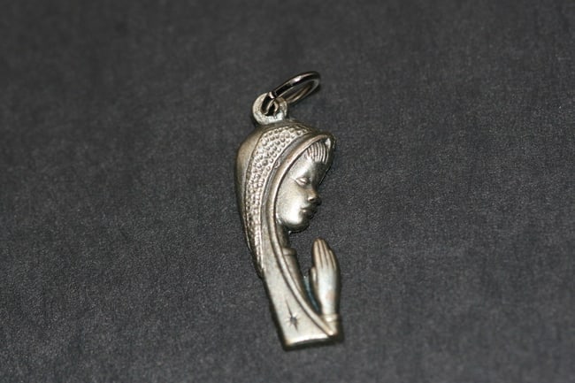 Mother Mary Pendant Religious Prayer Vintage .Lot#426 (1 of 2)