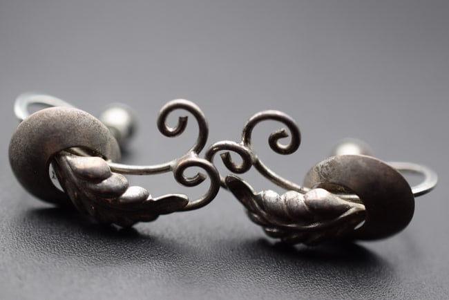 OLDEST Bond Boyd Sterling Silver 925 Screwback Earrings Signed Lot EH 433: OLDEST Bond Boyd Sterling Silver 925 Screwback Earrings Signed Bond Boyd Sterling deep in the back of the actual earring for the screwback as usual weighs 4.36 grams