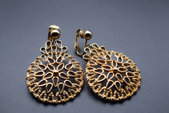 Sarah Coventry Clip Signed Huge Vintage Earrings Lot EH 440: Sarah Coventry Clip Signed Huge Vintage Earrings measures 1 3/4" x 1 3/8" signed SarahCov on the clip backs