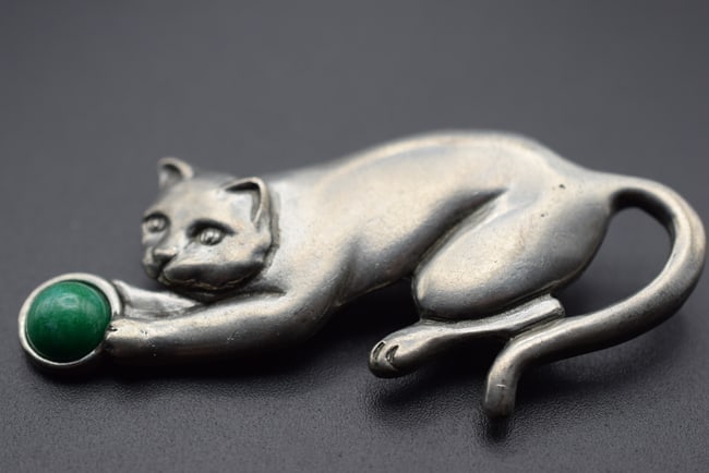 Rare Cat Seagull 1990 Pewter signed Brooch Pin Lot EH 458: Rare Cat Seagull 1990 Pewter signed Brooch Pin measures 2 7/8" x 1 3/8" signed on the back Seagull 1990 Etain Pewter Zinn has a green stone on the front