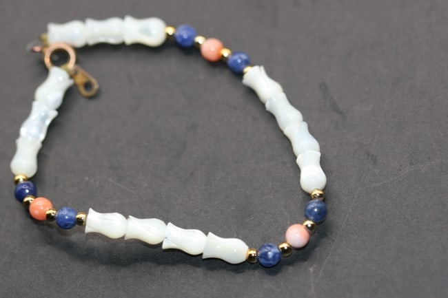 Tulip Mother Pearl Coral Lapis Bead Bracelet .Lot#478: Tulip Mother Pearl Coral Lapis Bead Bracelet measures 5 7/8" long