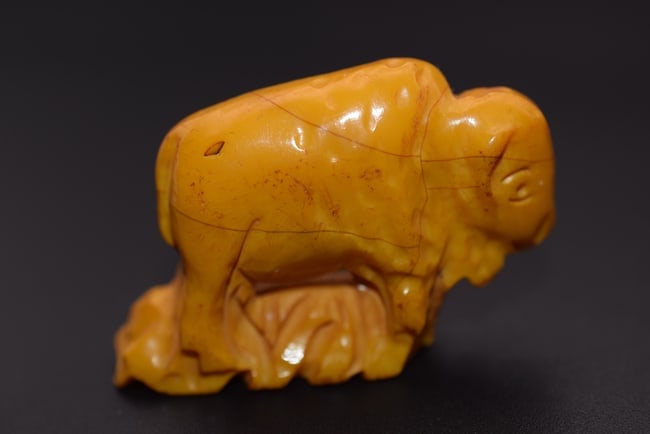Bakelite Carved Buffalo Vintage measures Lot EH 493: Bakelite Carved Buffalo Vintage measures 2" x 1 1/4"