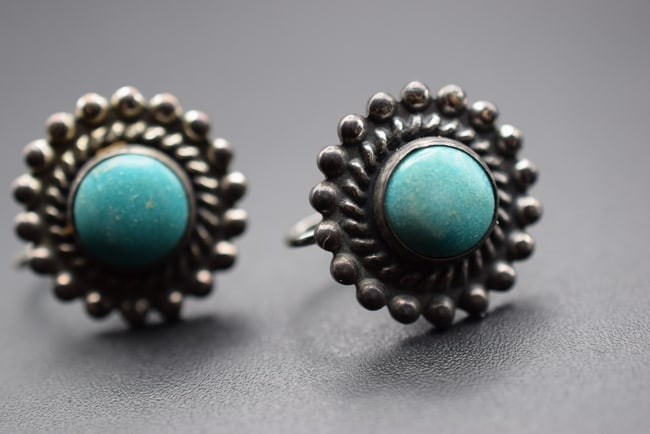 Sterling Screwback Vintage Earrings Lot EH 524: Sterling Screwback Vintage Earrings measures 3/4" in diameter and weigh 7.4 grams